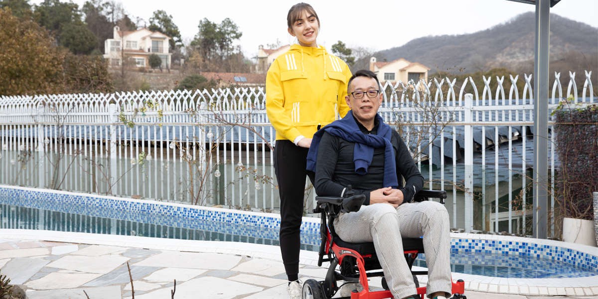 &Auml;ldre elektriska rullstol